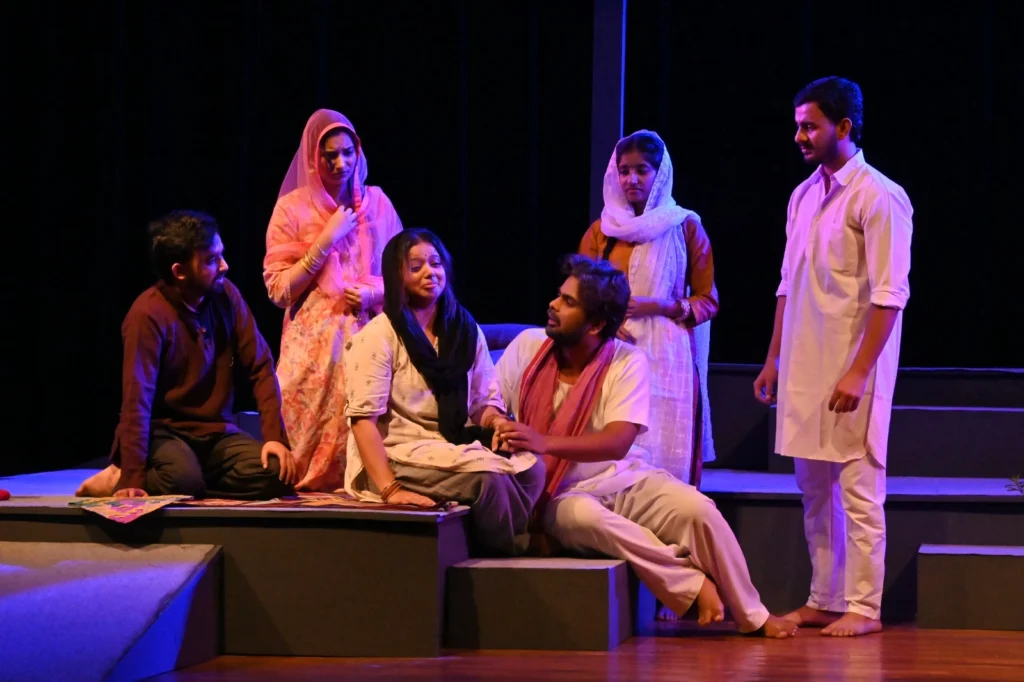 नाटक में यह भी दिखाया गया कि पीढ़ियों से जिस भूमि और समाज में लोग रहते आए थे, अचानक उससे बिछड़ना कितना कष्टदायक था।