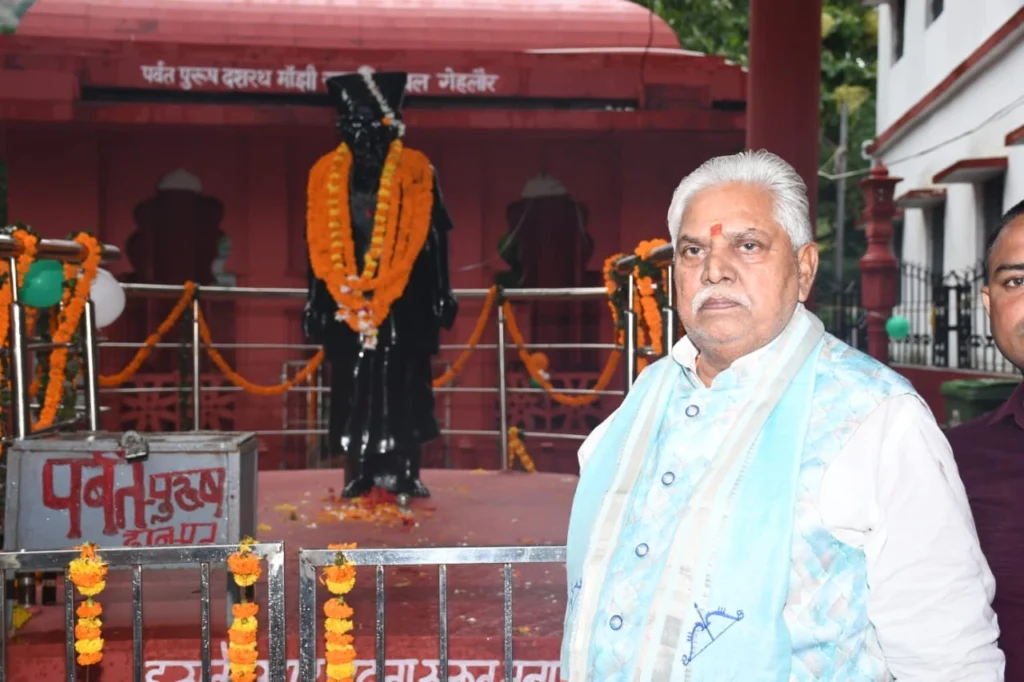 गया के गहलौर में आयोजित दशरथ मांझी महोत्सव में बिहार विधानसभा अध्यक्ष डॉ. प्रेम कुमार ने ‘माउंटेन मैन’ बाबा दशरथ मांझी को श्रद्धांजलि अर्पित की।
