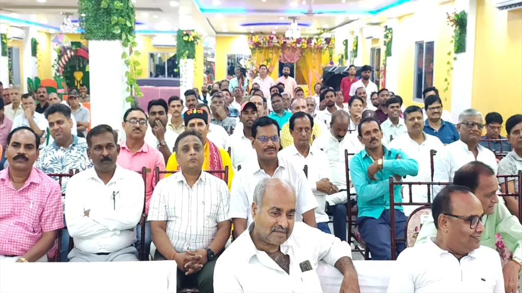 मुंगेर के प्रज्ञा मैरिज हॉल में आयोजित 'एक शाम मोहम्मद रफ़ी के नाम' कार्यक्रम में कलाकारों ने सदाबहार हिंदी फिल्मी गीतों की प्रस्तुति देकर महान पार्श्व गायक मोहम्मद रफ़ी और अन्य दिग्गज गायकों को संगीतमय श्रद्धांजलि अर्पित की।