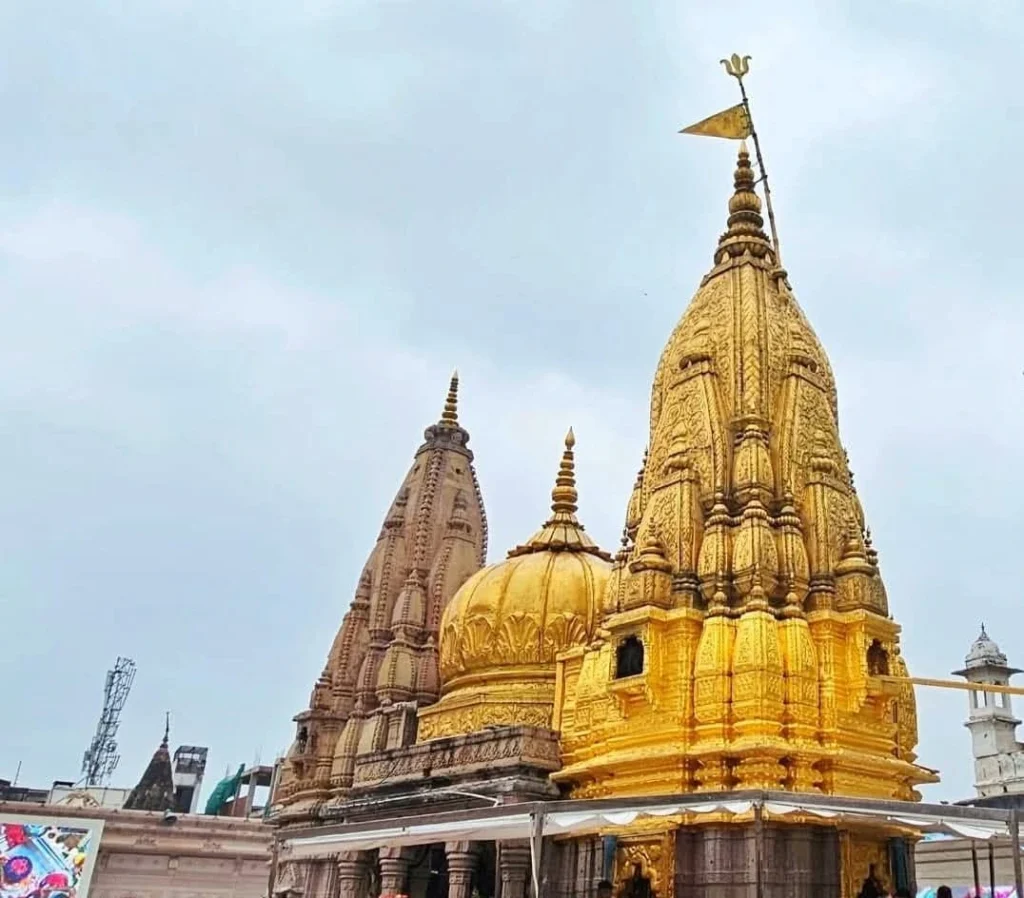 सावन में जानिए काशी विश्वनाथ ज्योतिर्लिंग का पौराणिक इतिहास, मंदिर का पुनर्निर्माण, मान्यताएं, काशी की आध्यात्मिक महिमा और धाम पहुंचने का तरीका।
