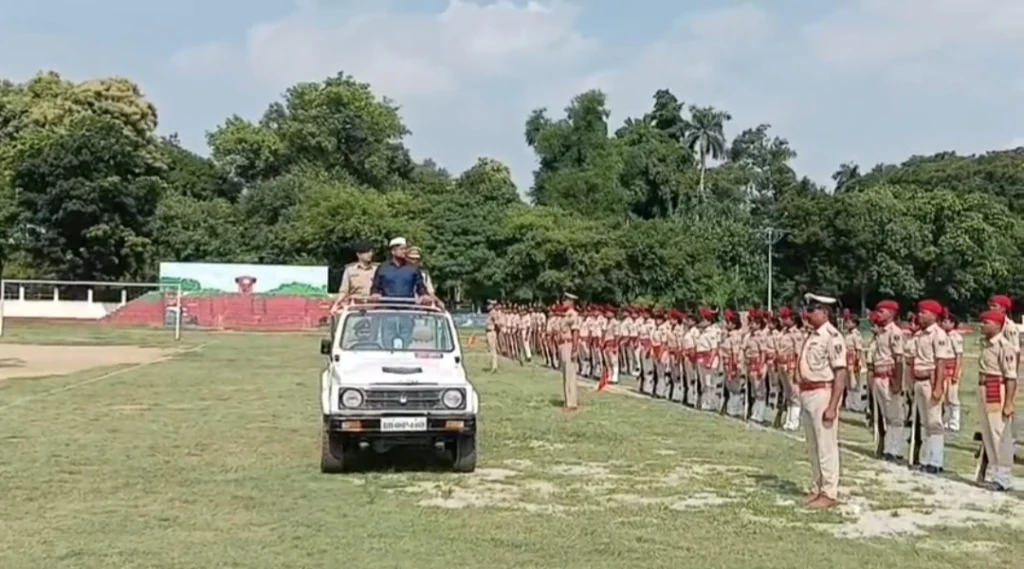 मुंगेर के पोलो मैदान में स्वतंत्रता दिवस समारोह-2026 की तैयारियों के तहत चल रहे परेड पूर्वाभ्यास का जिलाधिकारी और पुलिस अधीक्षक ने निरीक्षण किया।