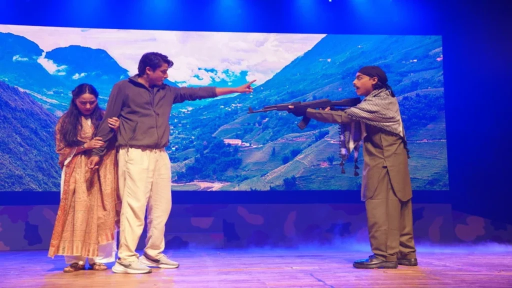 पटना के प्रेमचंद रंगशाला में भारतीय सशस्त्र बलों के शौर्य और बलिदान पर आधारित नाट्य प्रस्तुति 'ऑपरेशन सिंदूर – द राइटियस स्ट्रैटेजी' का मंचन।