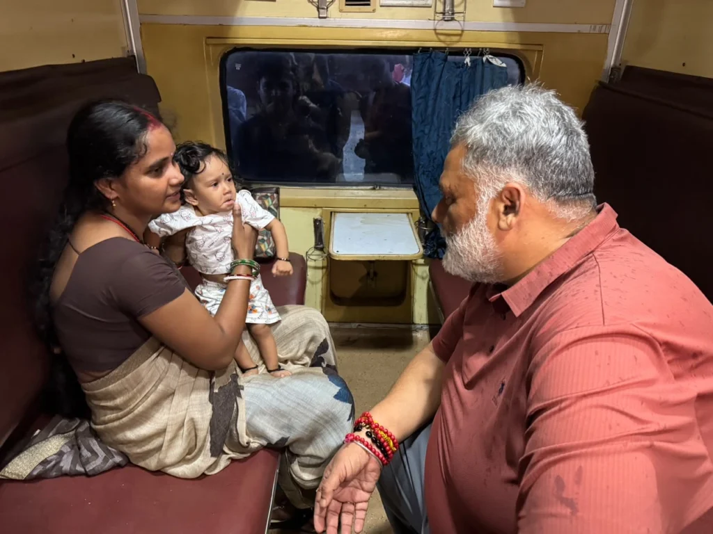 ट्रेन में यात्रियों से बातचीत करते सांसद