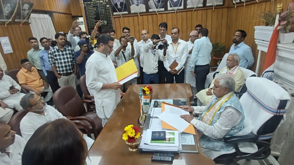 बांकीपुर विधायक के तौर पर विधानसभा स्पीकर के ऑफिस में शपथ ग्रहण लेते हुए 