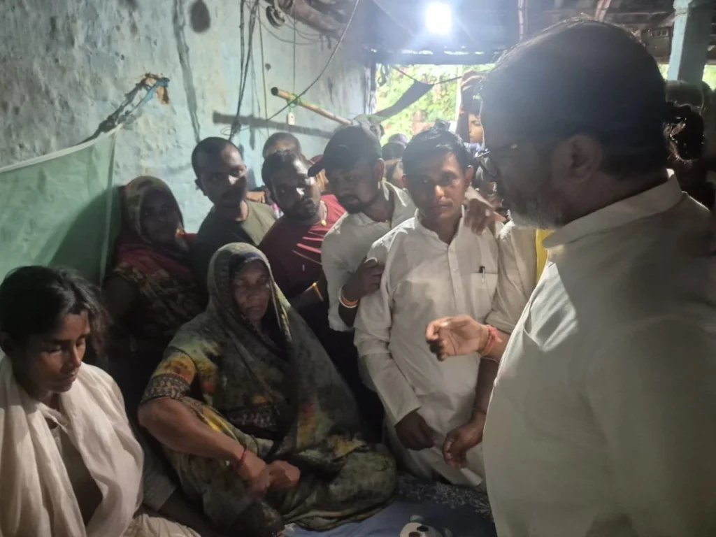 मधुबनी में रौशन यादव के घर पर उसके परिजन से मुलाकत करते हुए प्रशांत किशोर