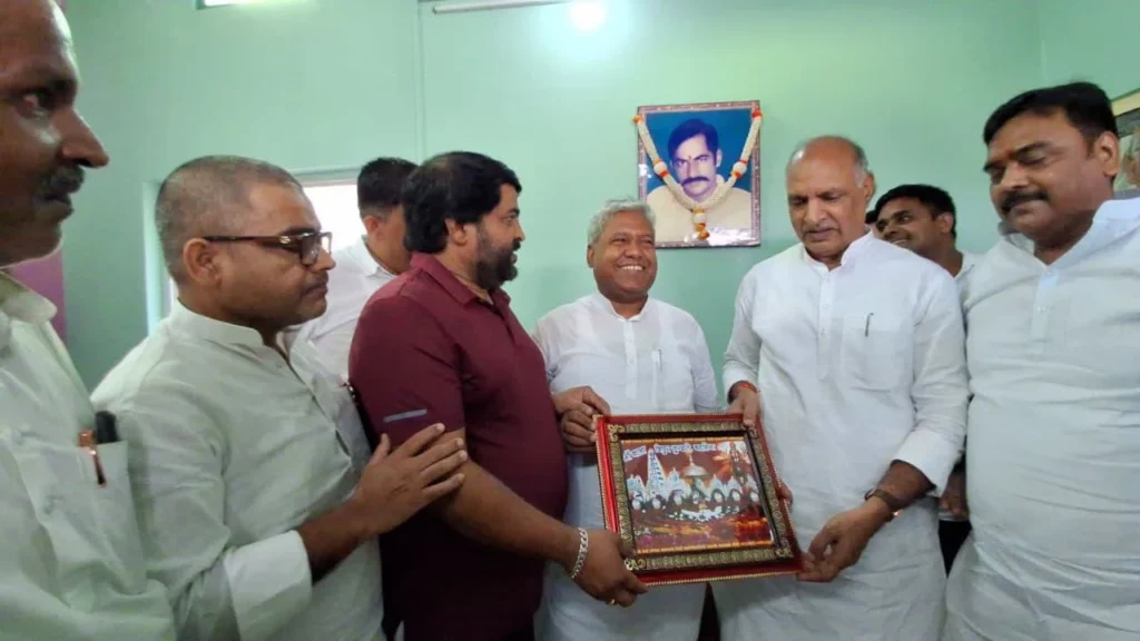 मुंगेर में गरीब चौपाल यात्रा के दौरान संतोष सुमन ने कहा कि आने वाले समय में जनता के बीच से ही विधायक, विधान परिषद सदस्य और बड़े नेता बनेंगे।