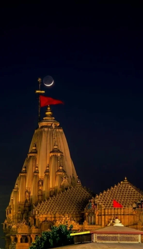 धार्मिक मान्यताओं के अनुसार, सोमनाथ मंदिर की स्थापना स्वयं चंद्रदेव ने की थी।