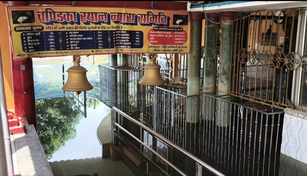 मुंगेर के मां चंडिका स्थान परिसर में जलजमाव के कारण श्रद्धालुओं को परेशानी का सामना करना पड़ रहा है।