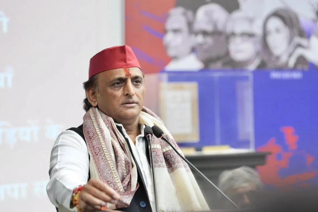राजनीति में असली संदेश अक्सर उस चीज में नहीं होता जो कही जाती है, बल्कि उस चीज में भी तलाशा जाता है जो अचानक बदल दी जाती है।