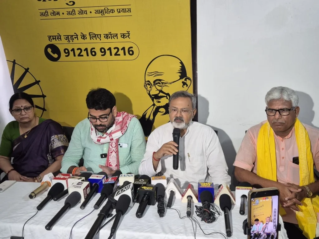 जब लोकसभा और विधानसभा चुनावों के लिए चुनाव आयोग खुद मतदाता सूची तैयार करता है, तो शिक्षक और स्नातक निर्वाचन क्षेत्रों के लिए भी ऐसी ही व्यवस्था होनी चाहिए।