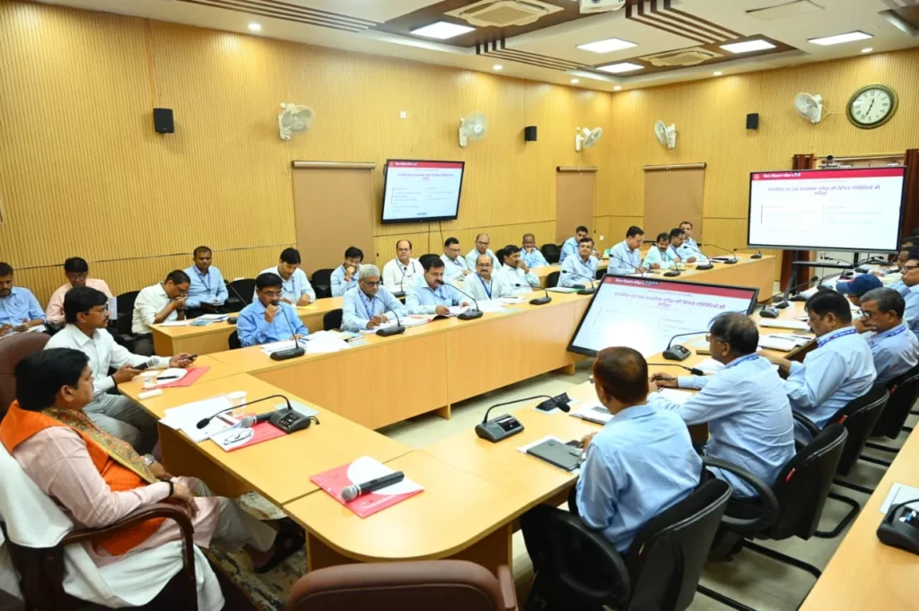 बैठक में ऐसे पुराने ट्रेड और पाठ्यक्रमों की समीक्षा करने की बात कही गई, जिनकी वर्तमान समय में उपयोगिता कम हो गई है।