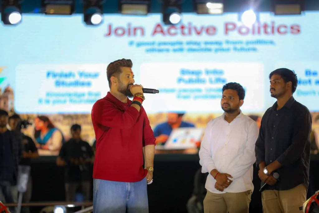 युवाओं के बीच एक बड़े भाई की भूमिका में पहुंचे चिराग पासवान ने प्रशासनिक लापरवाही और पेपर लीक के मामलों पर भी तीखी प्रतिक्रिया दी. 
