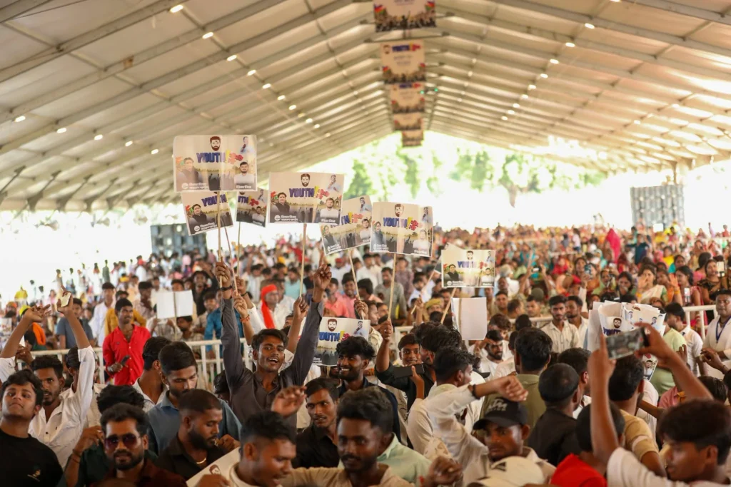 प्रयागराज के परेड मैदान पर आयोजित इस कार्यक्रम में चिराग पासवान आधुनिक जेन-जी स्टाइल में जींस और टी-शर्ट पहनकर मंच पर पहुंचे 