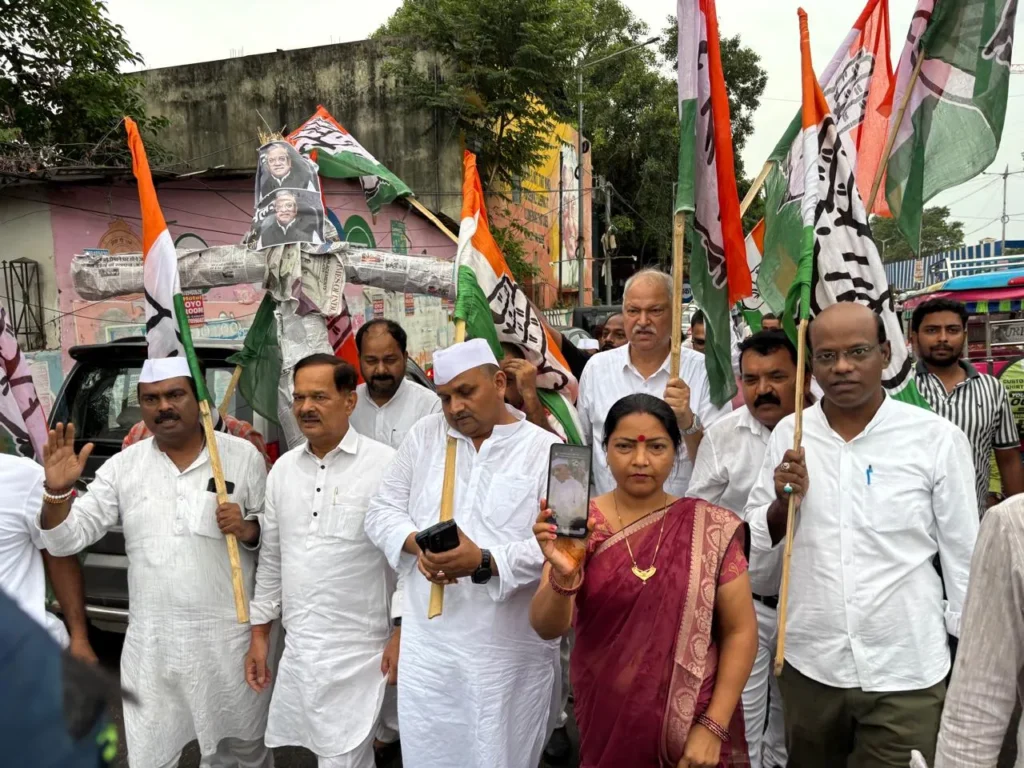 कपिलदेव प्रसाद यादव ने आरोप लगाया कि चुनाव आयोग सरकार और सत्तारूढ़ दल के दबाव में काम कर रहा है।