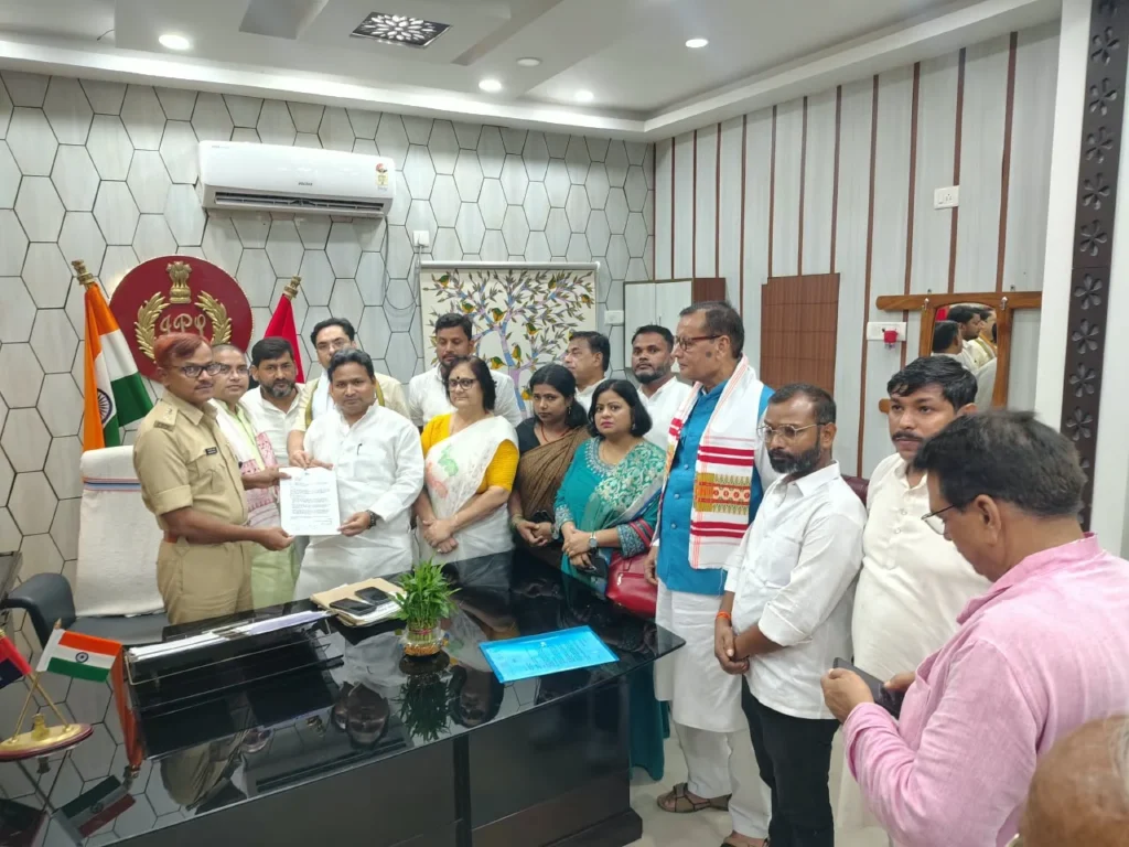 कांग्रेस की जांच कमेटी ने प्रशासन से कहा कि घटना में शामिल सभी आरोपियों के खिलाफ कानून के तहत कठोर कार्रवाई की जाए