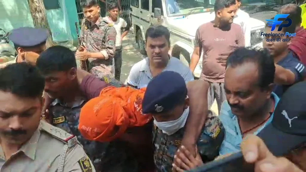 मुठभेड़ में पुलिस की गोली का शिकार बनें नंदन यादव को अस्पताल में भर्ती करातेत पुलिसकर्मी
