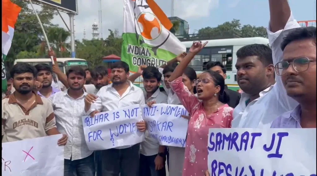 कांग्रेस नेता  बिट्टू यादव ने मुख्यमंत्री से इस्तीफे की मांग करते हुए उनके पुराने बयान का हवाला दिया और इस्तीफा की मांग को लेकर प्रदर्शन किया
