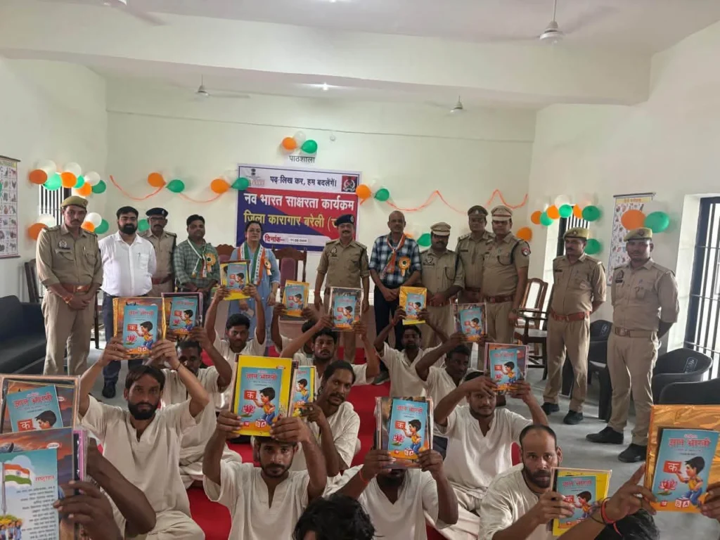 फतेहपुर जिला जेल में शुरू हुई इस पहल का मकसद उन बंदियों तक शिक्षा पहुंचाना था, जो पढ़ना-लिखना नहीं जानते थे।