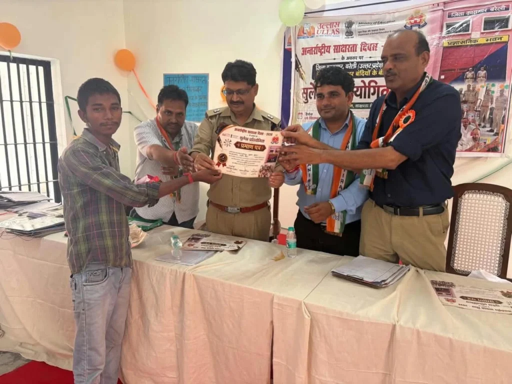 मोहम्मद अकरम खान के मॉडल की एक खास बात यह रही कि उन्होंने बंदियों को सिर्फ शिक्षा का लाभार्थी नहीं बनाया।कुछ बंदियों को शिक्षक की भूमिका दी