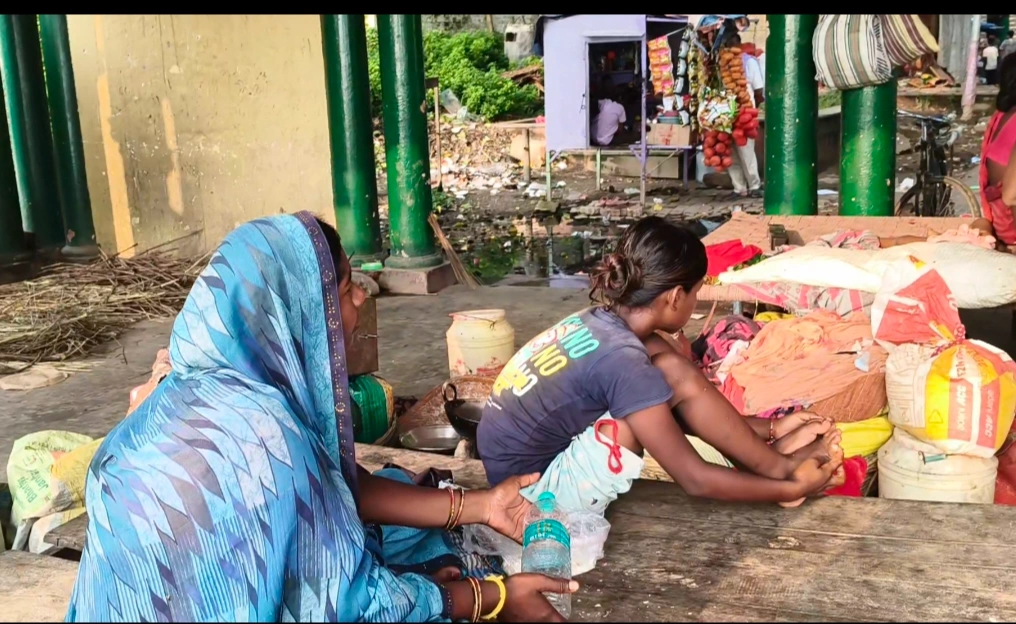 राहत स्थल पर बिजली, पंखे, पेयजल और स्वास्थ्य सुविधाओं का भी समुचित इंतजाम दिखाई नहीं दिया। डॉक्टर, 