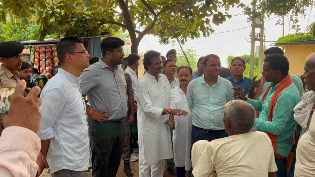 जिलाधिकारी ने प्रभावित परिवारों के बीच राहत सामग्री का वितरण करते हुए कहा कि जिला प्रशासन बाढ़ प्रभावित लोगों को हरसंभव सहायता उपलब्ध कराने के लिए सभी आवश्यक कदम उठा रहा है।