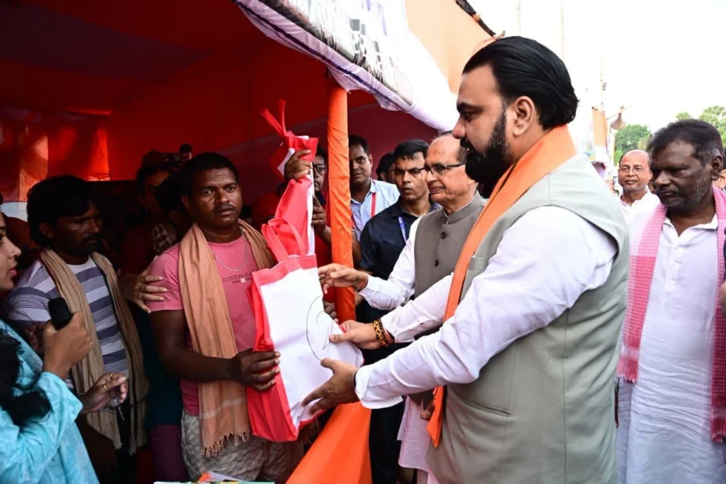 निरीक्षण के दौरान मुख्यमंत्री और केंद्रीय मंत्री ने राहत शिविर में उपलब्ध भोजन, पेयजल और स्वास्थ्य सुविधाओं की जानकारी ली।