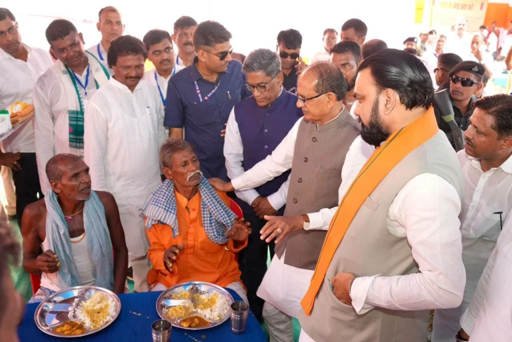मुख्यमंत्री सम्राट चौधरी और केंद्रीय मंत्री शिवराज सिंह चौहान ने सदर प्रखंड के सीताकुंड स्थित उच्च विद्यालय में संचालित बाढ़ राहत शिविर का निरीक्षण किया। 