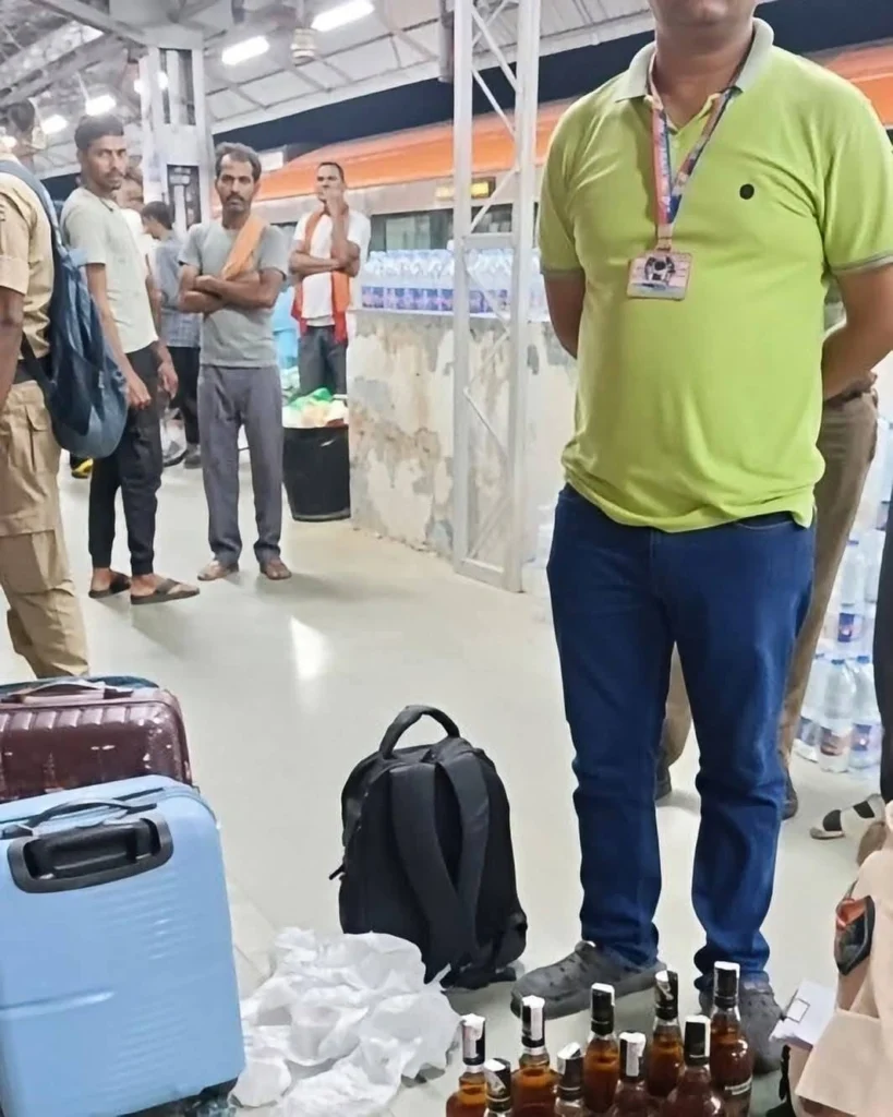 पुलिस मामले में संभावित शराब सप्लाई नेटवर्क और आरोपियों के संपर्कों की जांच कर रही है।