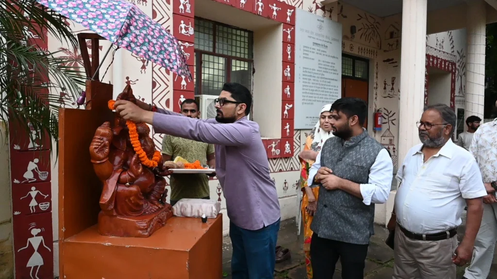 केंद्र के निदेशक सुदेश शर्मा ने बताया कि मेले में करीब 60 स्टॉल लगाए गए हैं