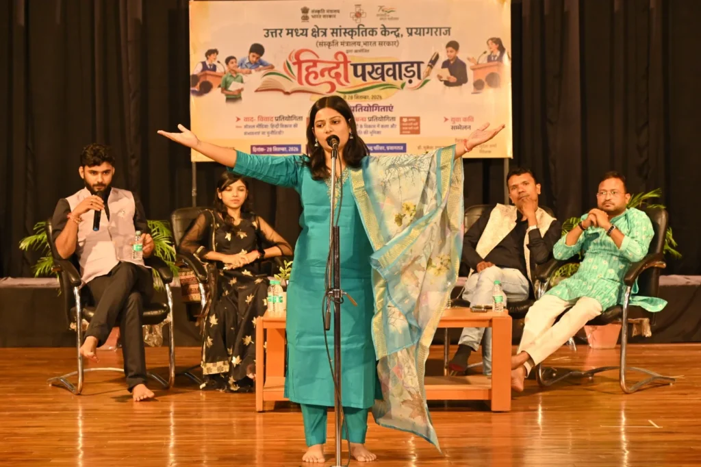कवयित्री आकांक्षा बुंदेला ने बदलते सामाजिक परिवेश को अपनी कविता का विषय बनाया। 
