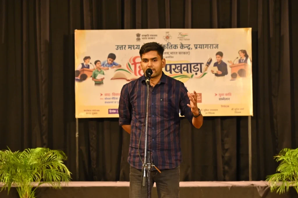 युवा कवि अभिजीत मिश्रा ने देशप्रेम से ओत-प्रोत कविता प्रस्तुत करते हुए कहा, “जो अपना एक वेश है, अशेष है, 