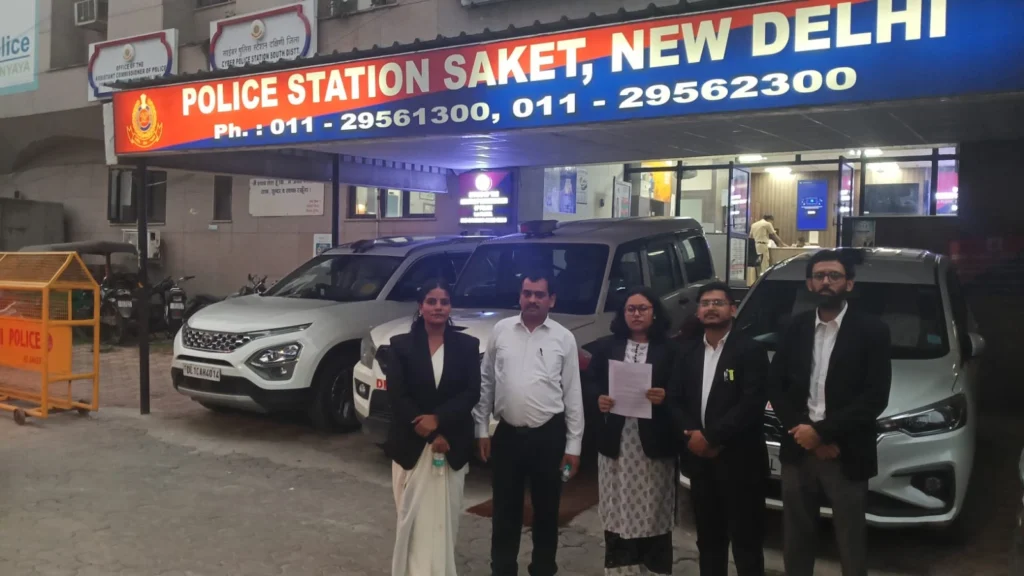 रात करीब साढ़े नौ बजे चैंबर में घुसने का आरोप