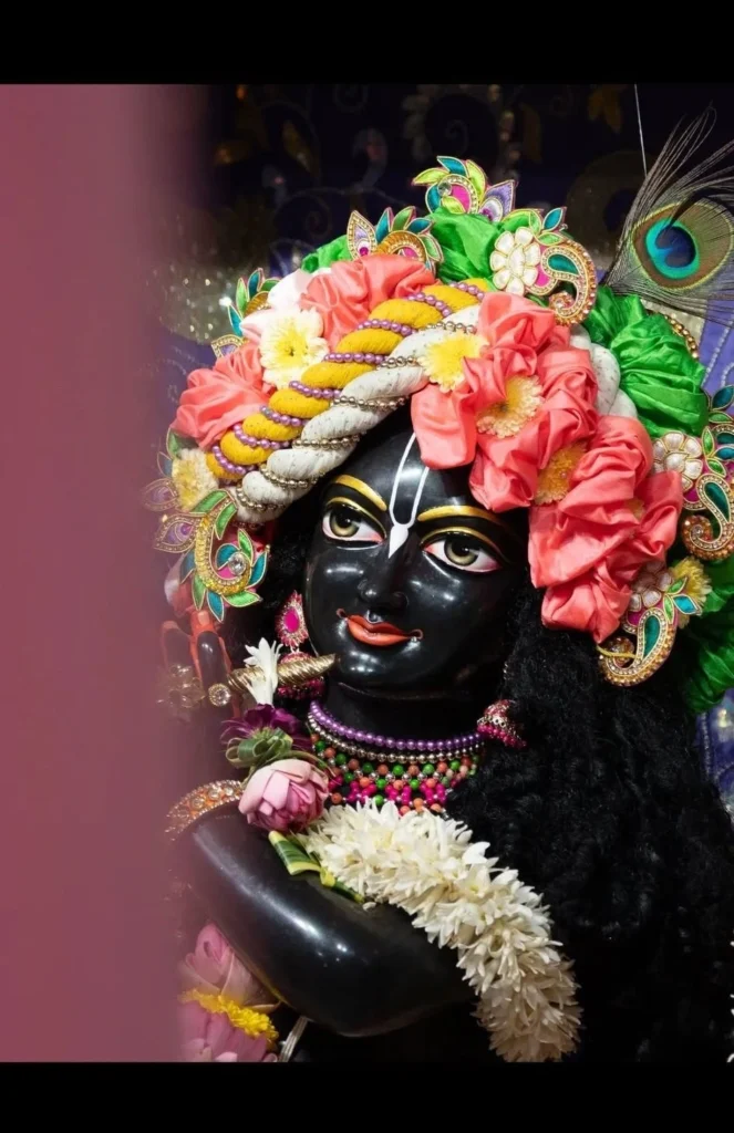 गोकुल की गलियों में माखन चुराना और गोपियों के मटके फोड़ना श्रीकृष्ण की अतिप्रिय लीला रही।