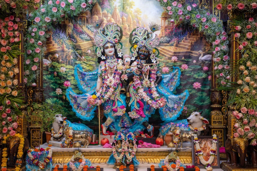 शरद पूर्णिमा की रात वृंदावन के वंशीवट पर श्रीकृष्ण की वेणुनाद (बांसुरी) सुनकर गोपियाँ सब कुछ भूलकर दौड़ी चली आईं।