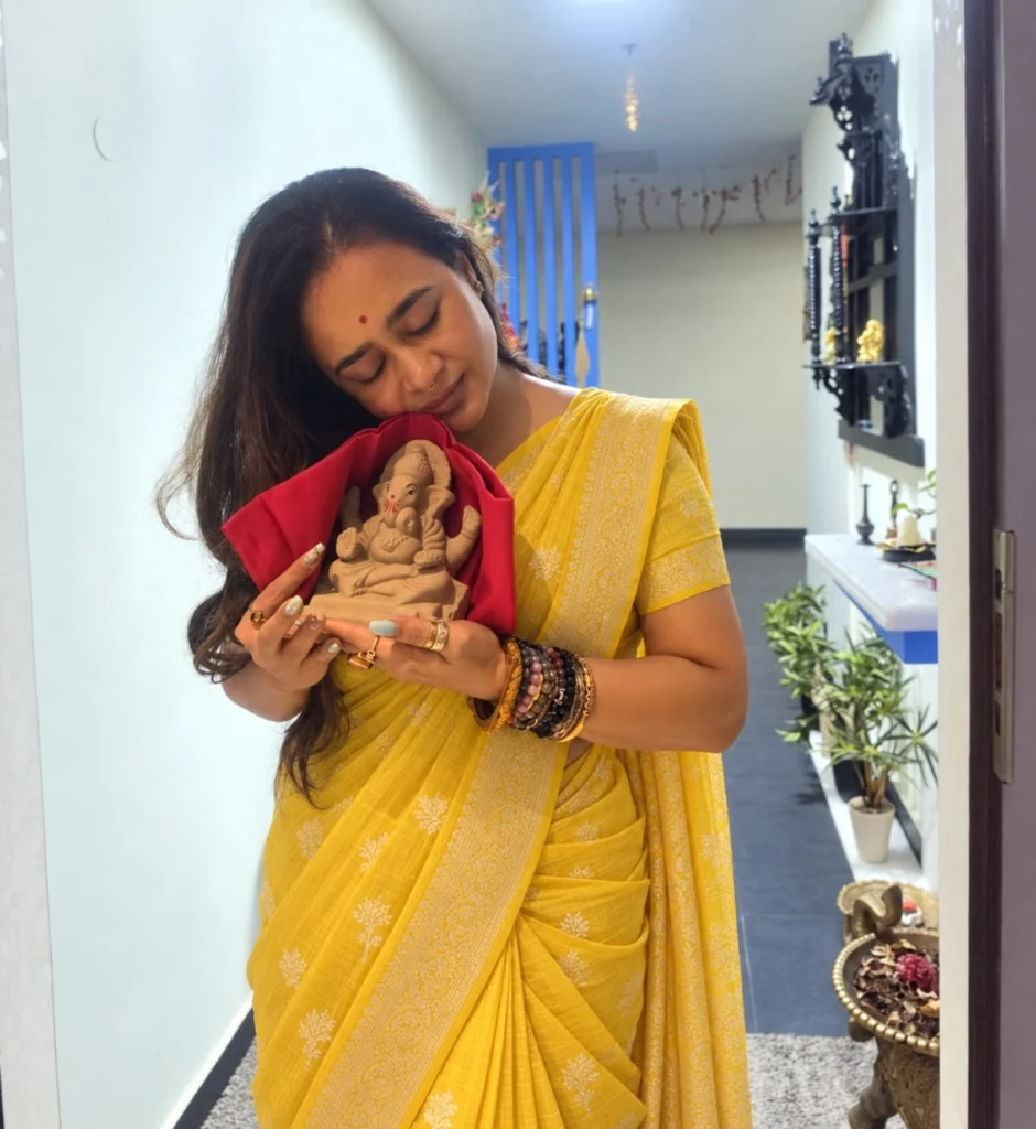 सुचंद्रा X वानिया के मुताबिक, हर वर्ष की तरह इस बार भी भगवान गणेश उनके घर में दस दिनों तक विराजमान रहेंगे। 