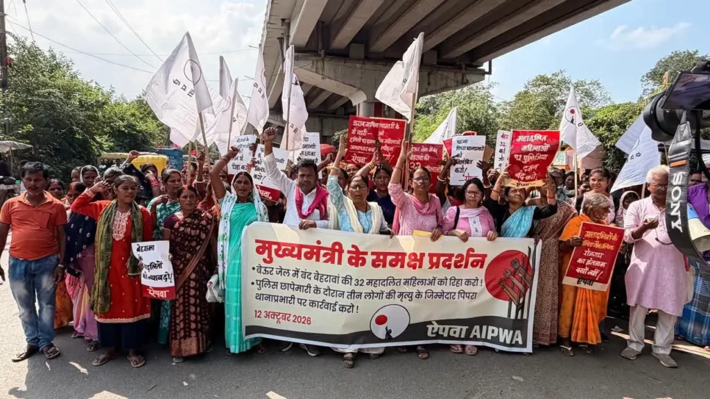 सभा में पूर्व विधायक गोपाल रविदास ने भी प्रदर्शनकारियों को संबोधित किया।