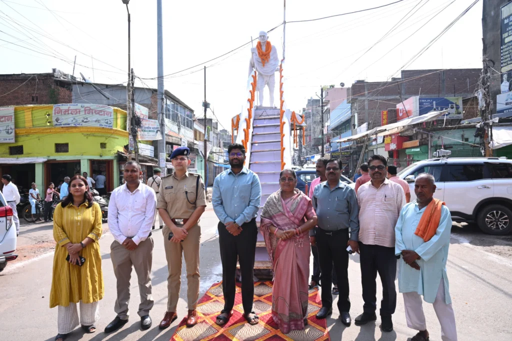 डीएम ने कहा कि दोनों महान विभूतियों के विचार आज भी समाज और राष्ट्र के लिए प्रासंगिक हैं।